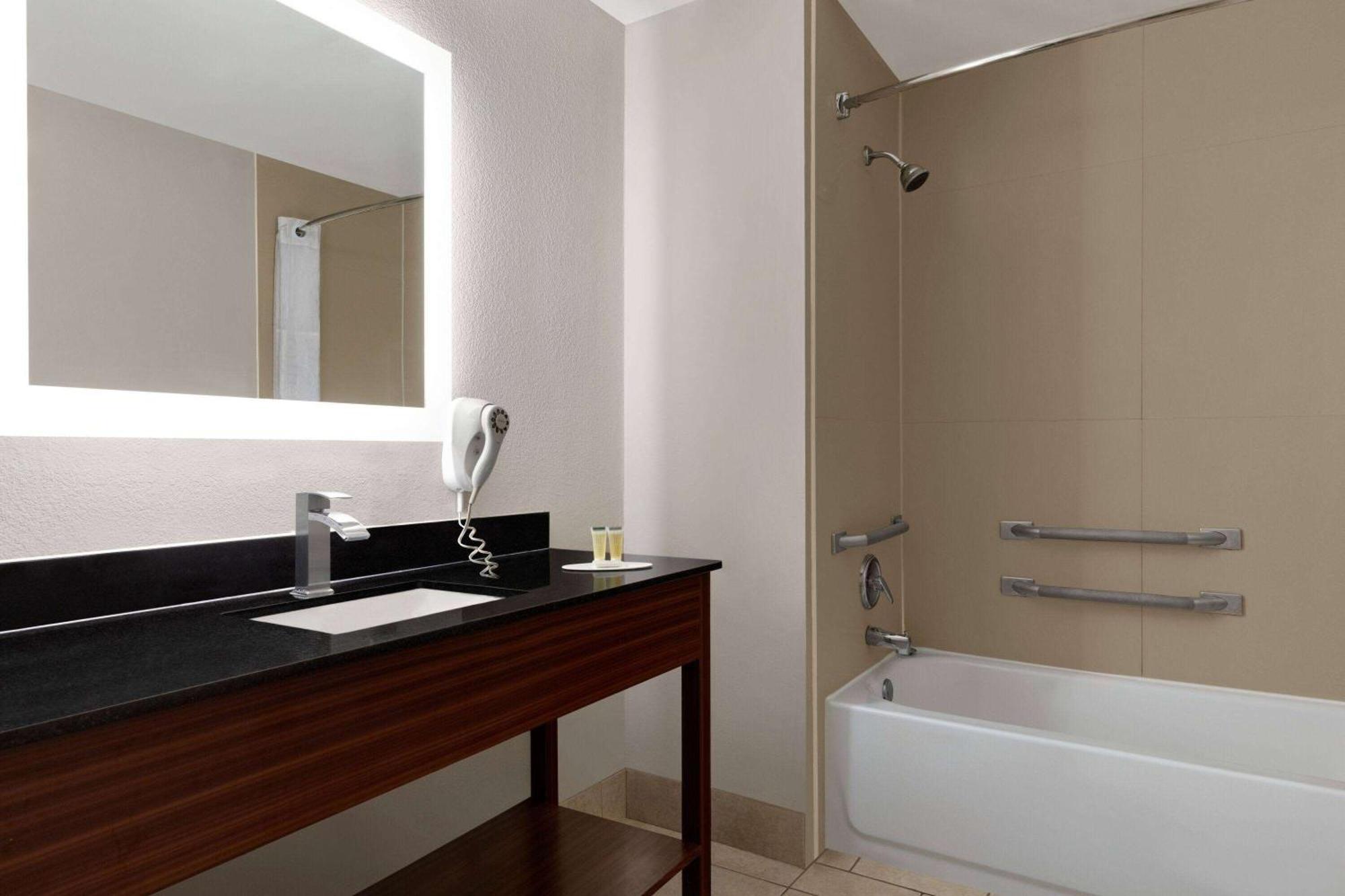 Days Inn By Wyndham Covington Eksteriør bilde